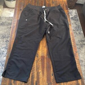 Women's Figs, Kade Cargo Scrub Bottoms, 3XL, Color:
Black, good condition.